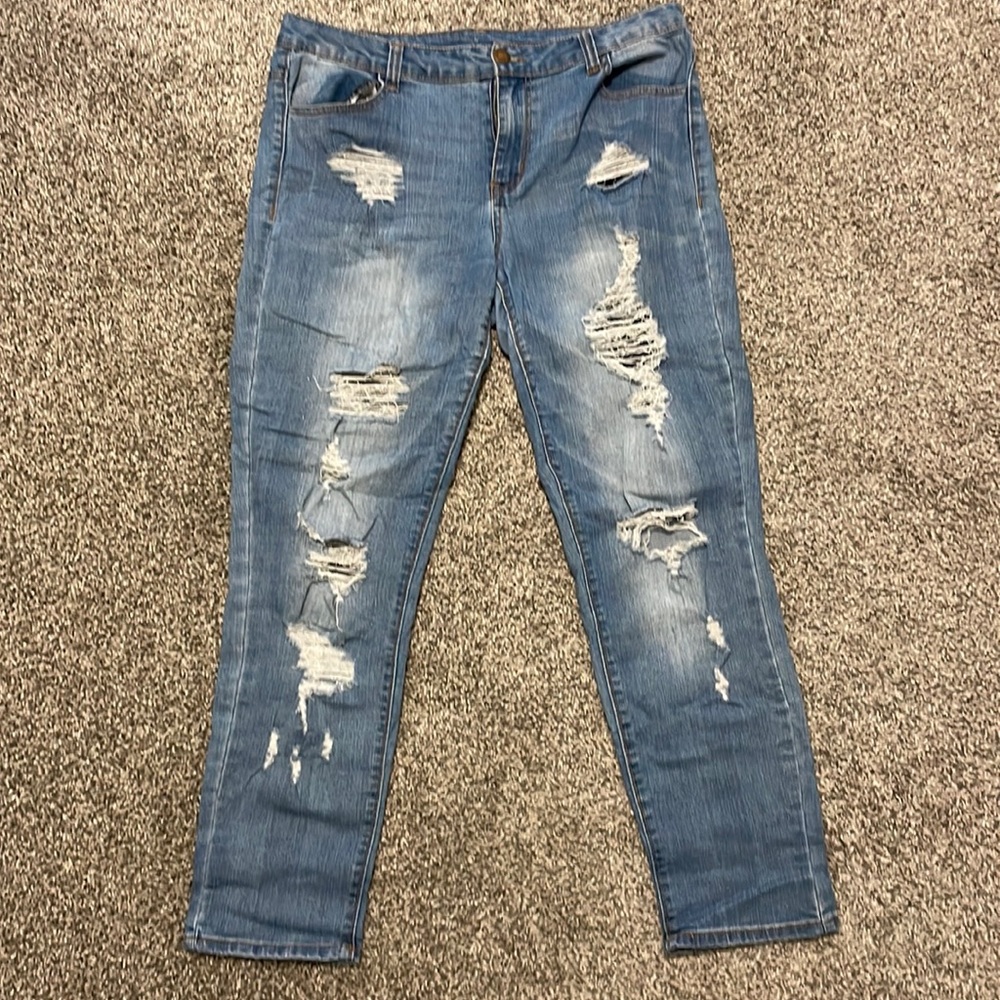 ⭐️ Ripped Jeans